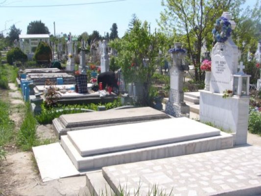 Cercetaţi pentru profanare: furau florile de pe morminte
